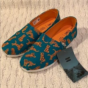 NWT Teal Tiger Print Toms sz 7